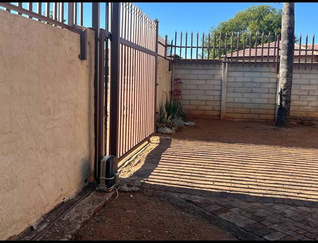 3 BEDROOM HOUSE FOR SALE IN FLORA PARK